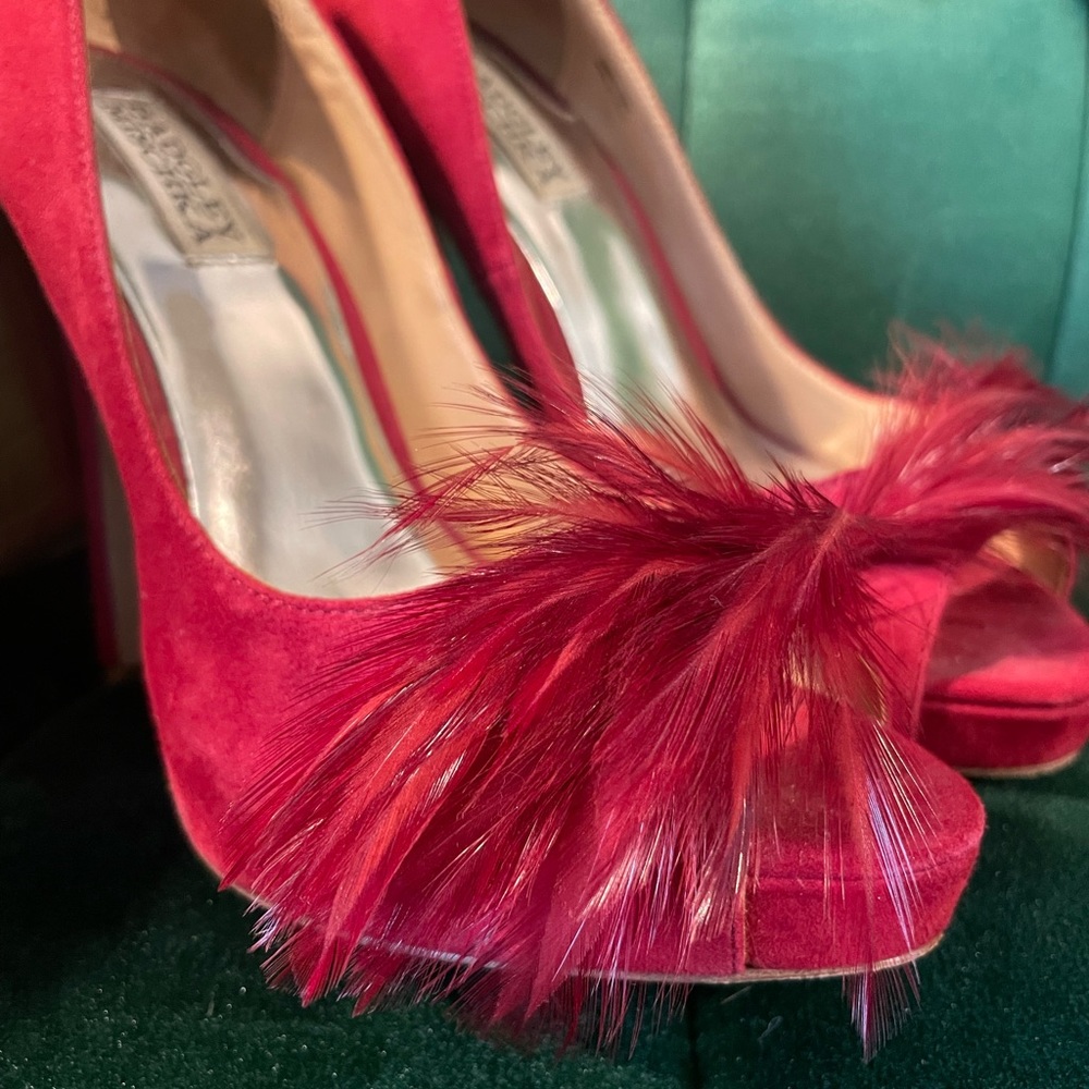 BADGLEY MISCHKA FEATHER SUEDE RED HEELS 👠 PERFECT FOR VALENTINES DAY ♥️💋❤️🌹